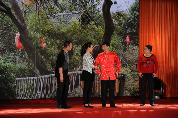 湖南湘鄉市文化館的演員們用三句半演繹《家鄉新變化》